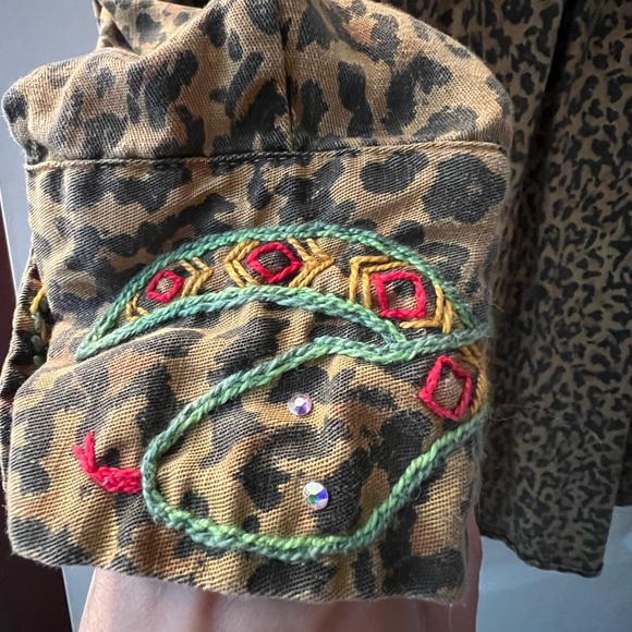 Hand embroidered funky leopard western button up - Picture 5 of 7